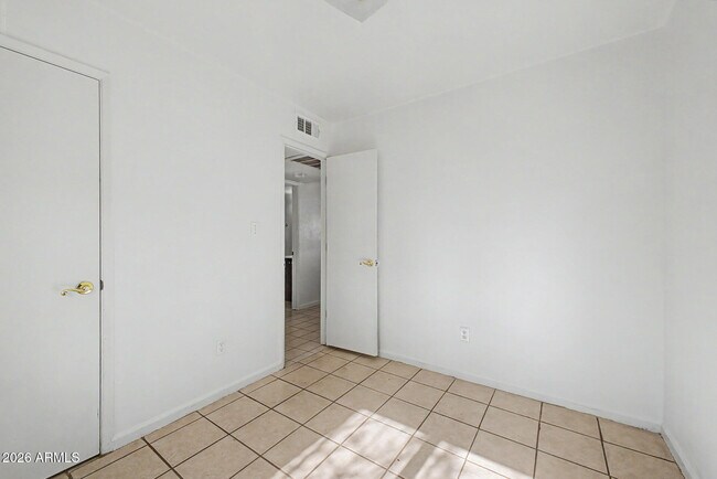 Building Photo - 823 E Carol Ave