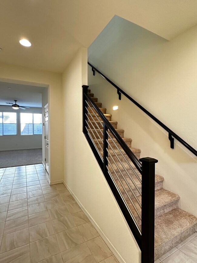 Building Photo - RECKER AND RAY MOVE IN READY 4 BEDROOM 2.5 BATHROOM HOME PERFECTLY LOCATED