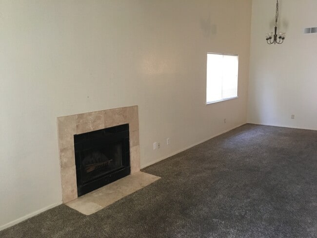 Building Photo - Beautifully Updated 2 Bed 2 Bath