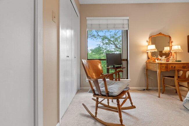 Building Photo - 2 Bedroom 2 Bath in Ideal Location