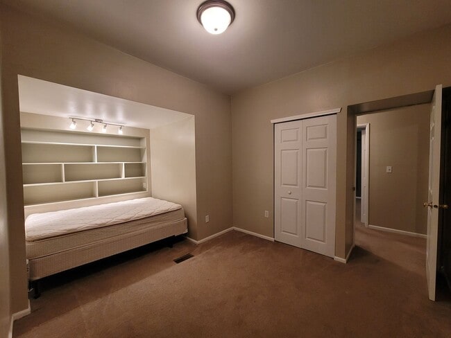 Building Photo - Charming 3 bedroom 2 bath