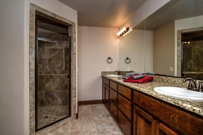 Building Photo - Washington Townhome in Washington