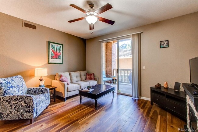 Building Photo - LOCATION LOCATION!! 2-bed 2-bath condo loc...