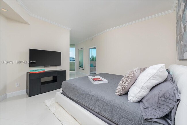 Building Photo - 300 South Pointe Dr