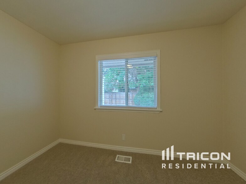 Building Photo - 2337 S Elm Dr
