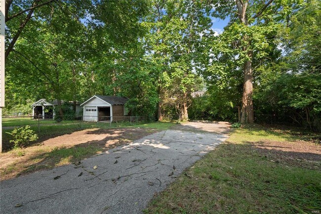 Off Street Parking - 1248 Moorlands Dr