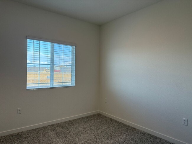 Building Photo - Beautiful 5 bed 3 bath located in West Ros...