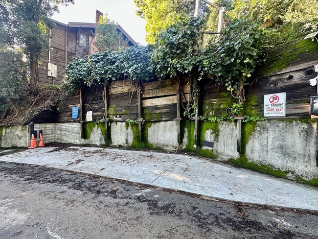 Building Photo - Fairfax Hillside Flat w/Valley Views