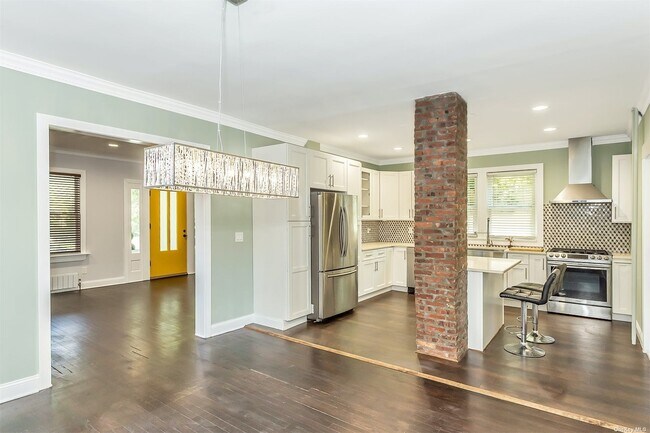Building Photo - 10 Dosoris Way