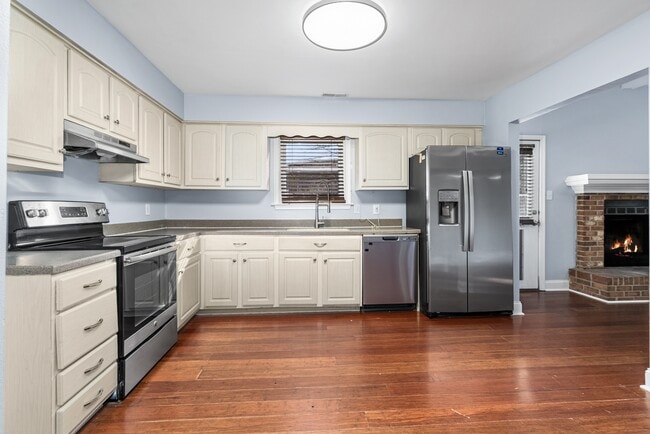 Building Photo - 1305 Eaglewood Dr