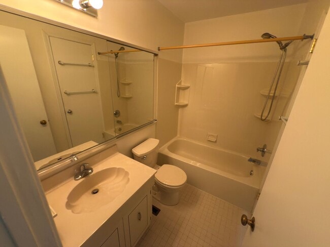 Building Photo - 3BR+BSMT Townhome (Tapestry) with COUNCIL ...