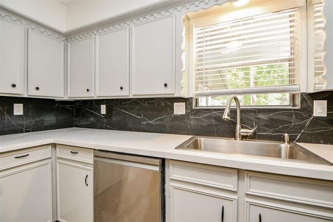 Building Photo - 162 Bluebonnet St