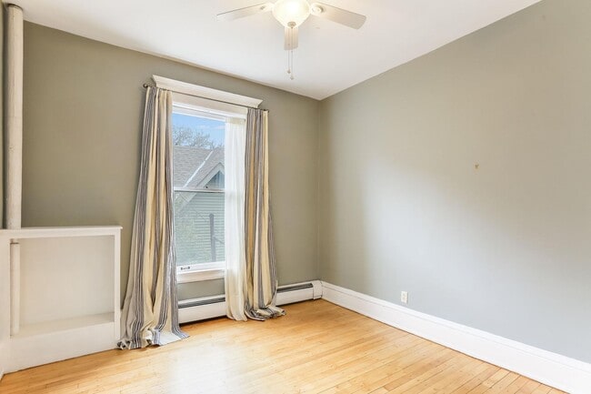 Building Photo - Stunning oversized 2 Bed/2Bath Condo in Cr...
