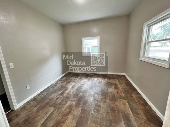 Building Photo - 404 S Minnesota- 4 Bedroom, 2 Bathroom House