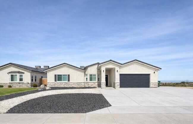Building Photo - Executive Retreat in Brawley: Spacious 5-Bedroom Home Ideal for Corporate Stays or Refined Family...