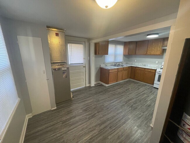 Building Photo - Updated 2 Bedroom House W/ Fenced Yard and...