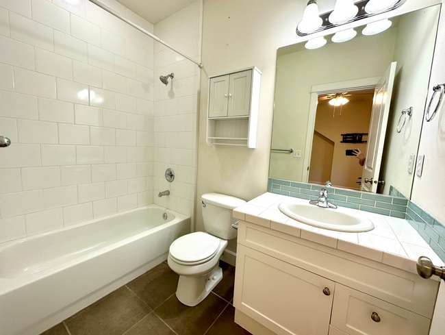 Building Photo - Spacious 3bed/3.5bath Townhome in West Sea...