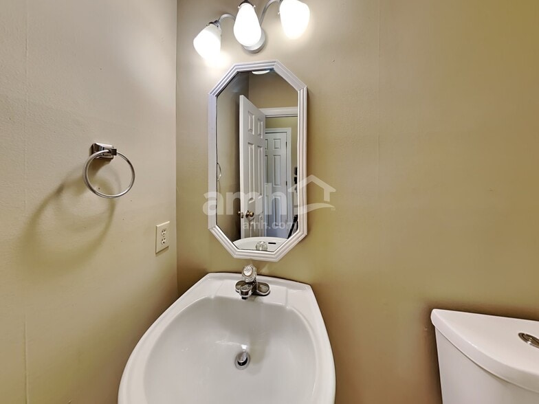 Building Photo - 2620 Loch Way