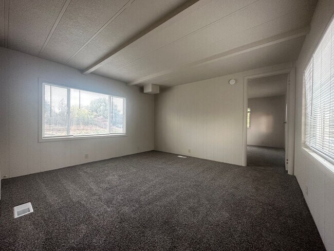 Building Photo - 3bed, 2bath 924sq.ft. mobile home in quiet...