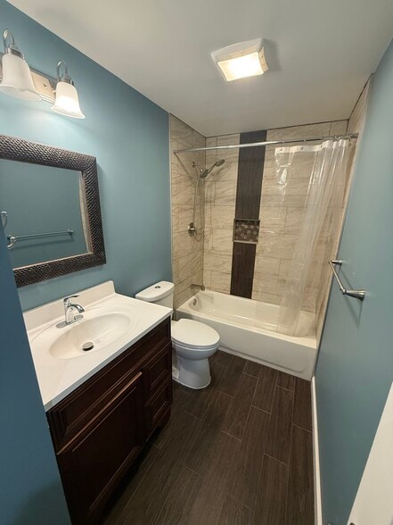 Building Photo - 202 Oak St