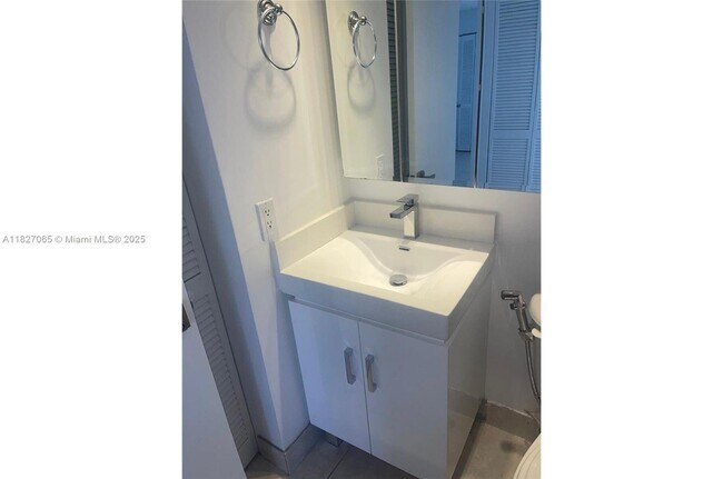 Building Photo - 1450 Brickell Bay Dr