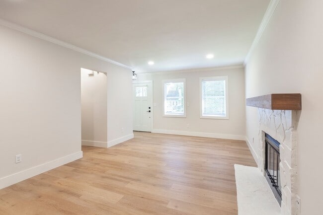 Building Photo - 3bd/3ba Home w/ Fully Fenced Backyard and Deck!