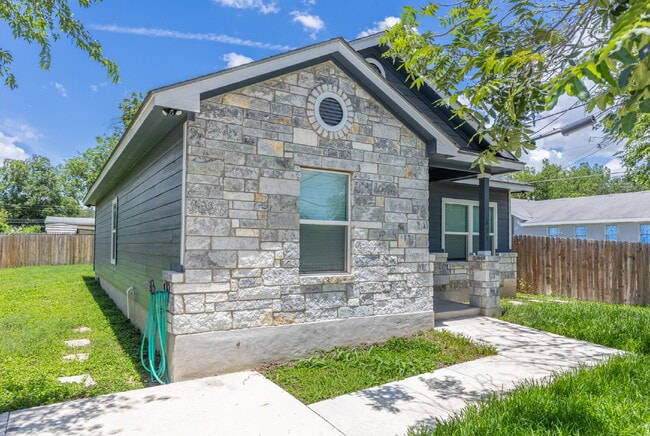 Building Photo - 479 Corliss
