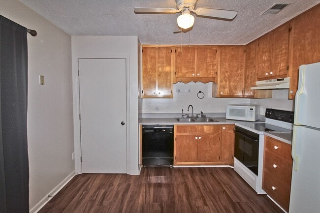 Building Photo - Charming 3 Bedroom Home Available In Crawf...