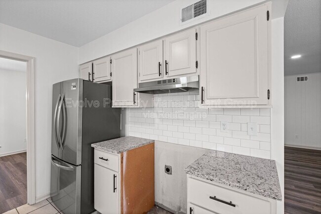 Building Photo - 6326 Thornfield Dr