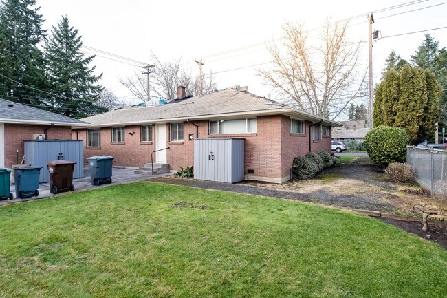 Building Photo - 3 Bedroom Single Level