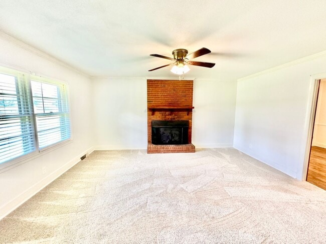 Building Photo - 4065 Pinehurst Dr