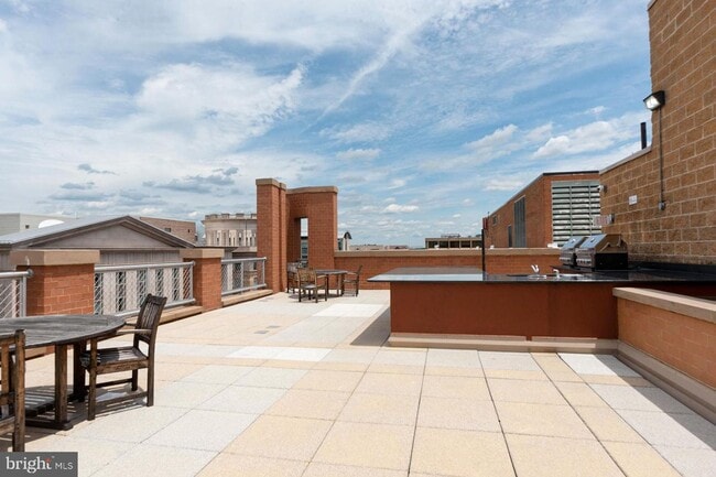 Building Photo - Luxurious living in Penn Quarter