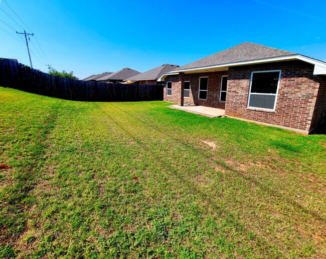 Building Photo - Newer Home in Yukon