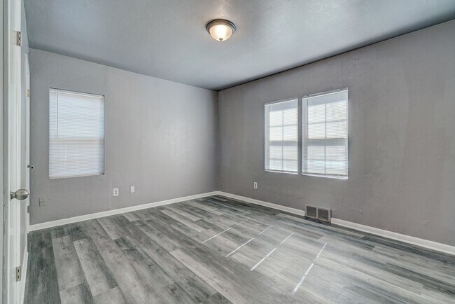 Building Photo - Stunning 3-Bedroom Property / With Shelter