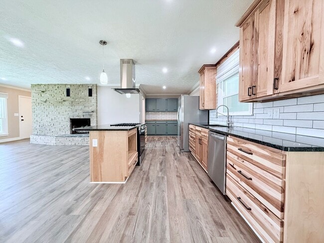 Building Photo - Stunningly Renovated 3 Bed, 2 Bath Home in...