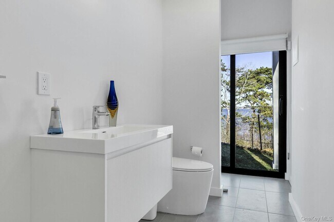 Building Photo - 10 Bay View Dr