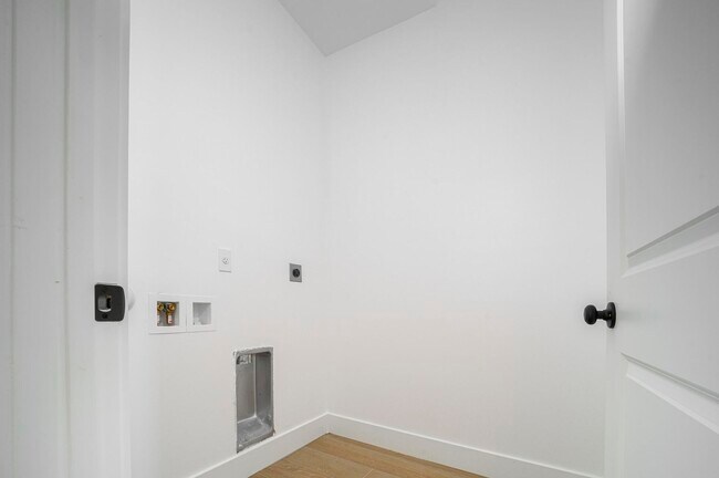 Building Photo - 15245 Brainbridge Cir