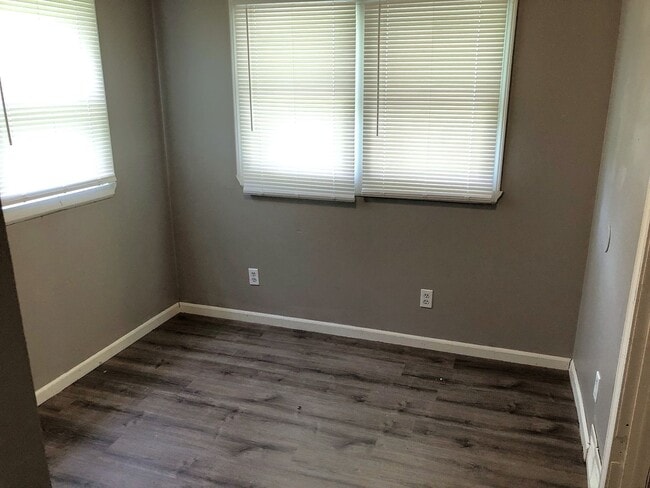 Building Photo - Large 3 Bed, 2 Bath House,  Bonus Room and...