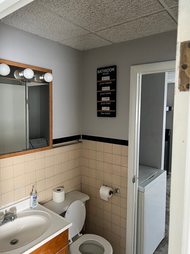 Washroom - 505 W 53rd Ave