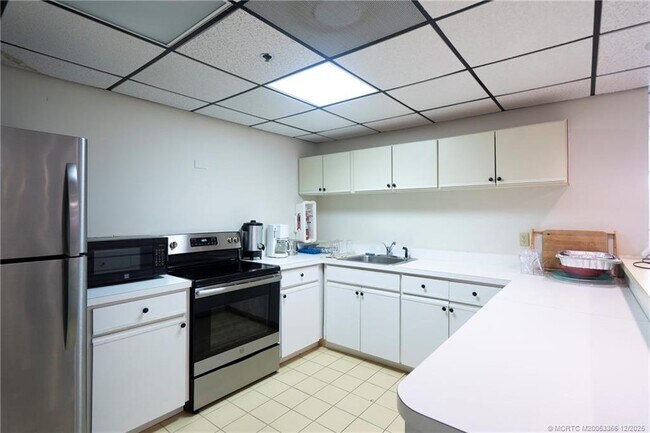 Building Photo - 221 NE Plantation Rd