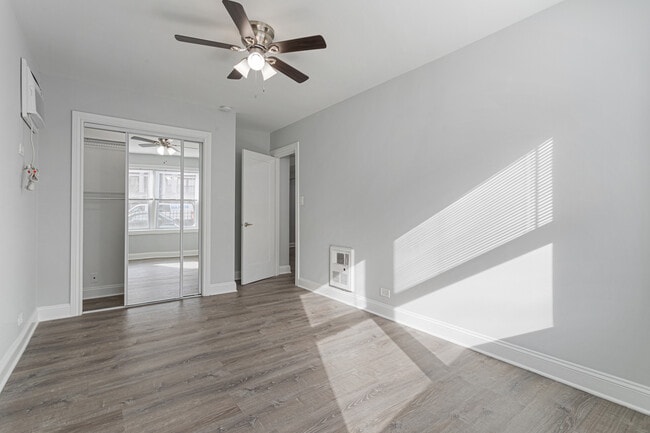 Building Photo - 7638 N Eastlake Terrace