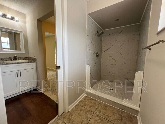 Building Photo - 360 Vincent Dr