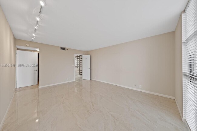 Building Photo - 4000 Towerside Terrace