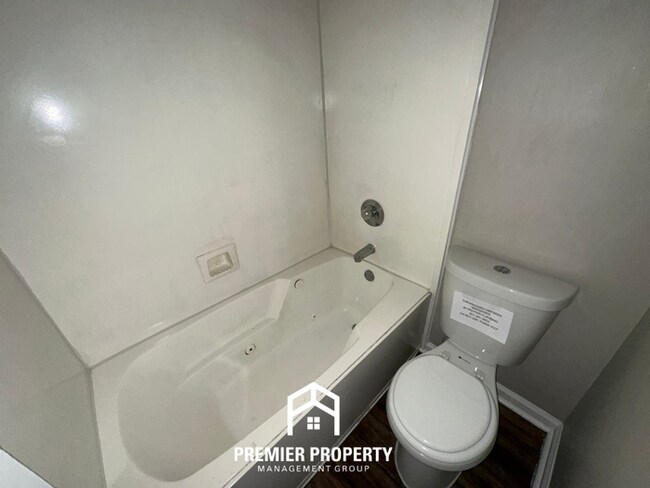 Building Photo - Charming 3BR/2BA Memphis Home with Vaulted Ceilings, Fireplace & Fenced Yard