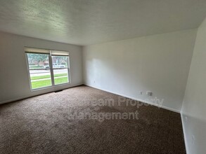 Building Photo - 955 Taylorsview Dr