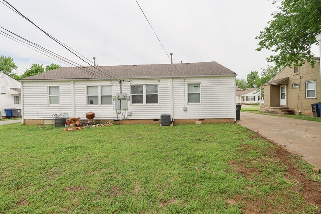 Building Photo - Beautiful Brookside duplex unit - NO PETS