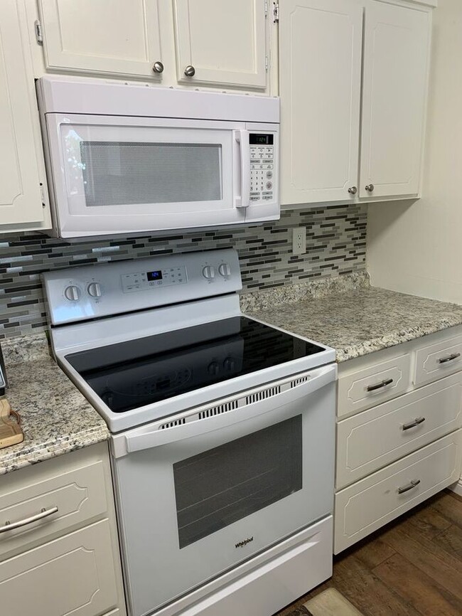 Building Photo - COMING SOON! Beautiful 2 Bedroom, 2 Bath i...