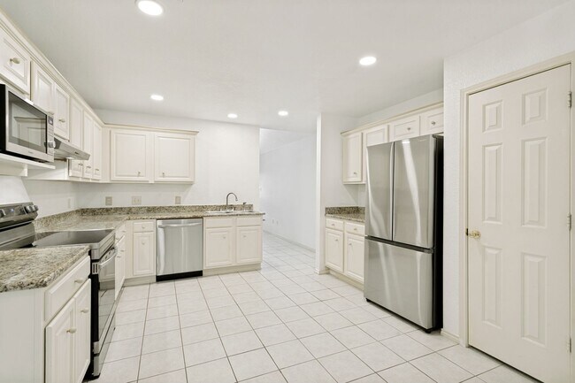 Building Photo - 2-BEDROOM, 2.5-BATHROOM DUPLEX/CONDOMINIUM IN TERRELL HEIGHTS