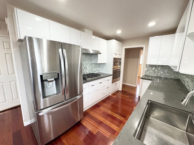 Building Photo - Great Shape Townhome in Pleasanton with shared driveway