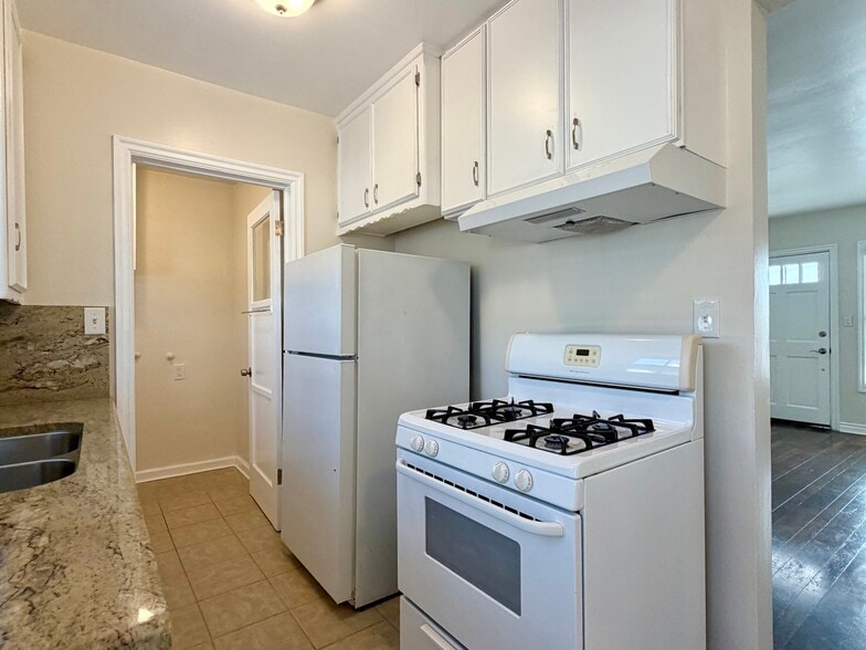 Building Photo - 982 W Hamilton Ave